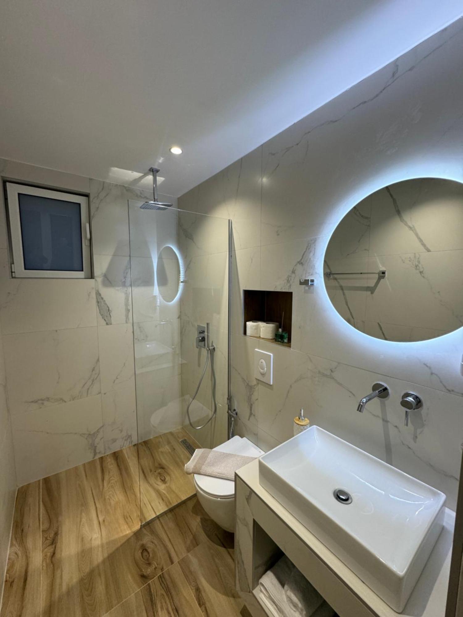 Ion Rooms Himare Buitenkant foto