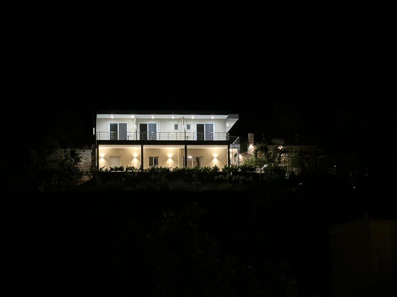 Ion Rooms Himare Buitenkant foto